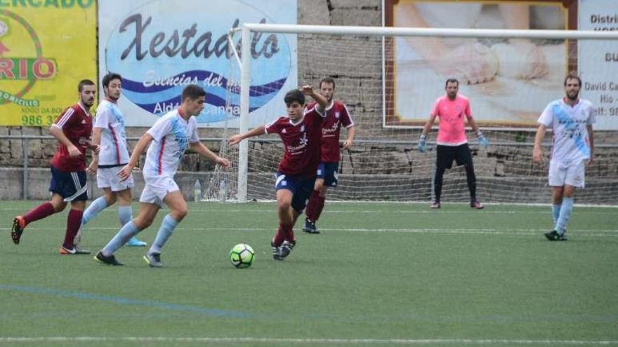 Un partido anterior del Cruceiro de Hío en su campo. // S.Álvarez