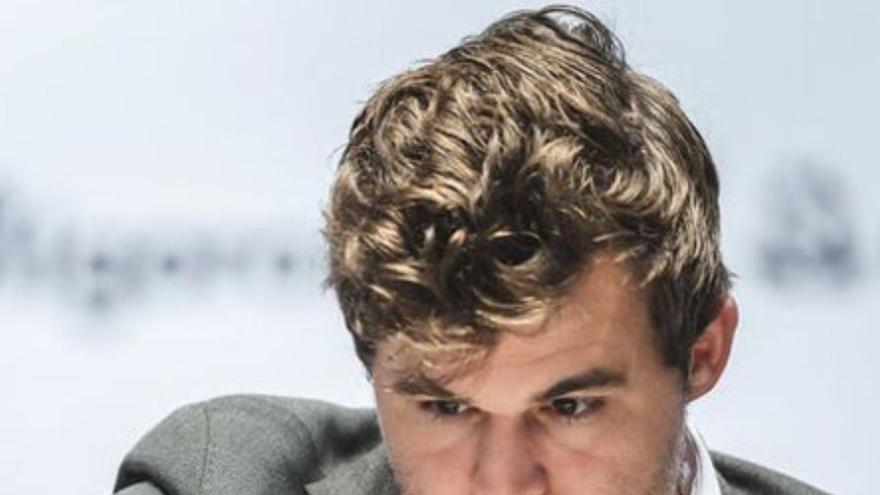 Magnus Carlsen acusa a Hans Niemann de hacer “trampas”