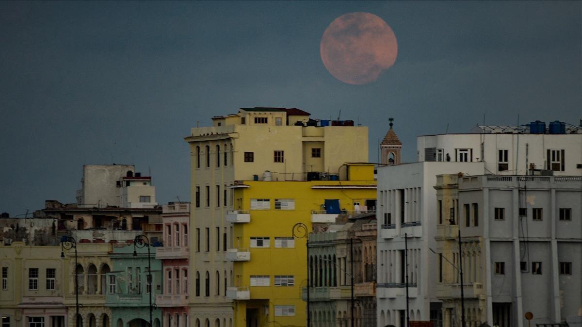 Superluna rosa tras el perfil de La Habana, este lunes.