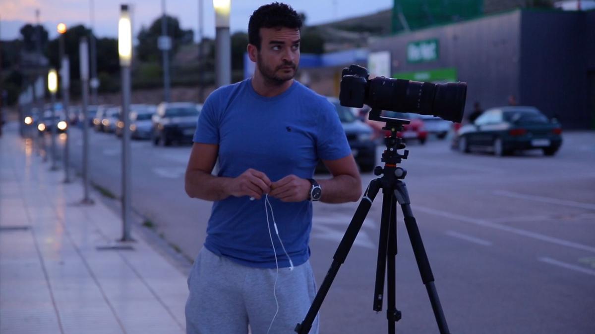 Jordi L. Coy preparando su equipo el día que captó la icónica imagen.