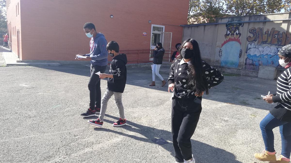 Un grupo de alumnos evalúa el estado del patio al inicio del proyecto 'Sueña tu patio'.