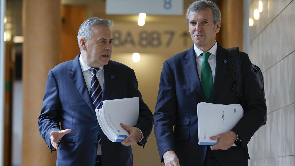 El presidente de la Xunta, Alfonso Rueda, y el conselleiro de Sanidade, este lunes