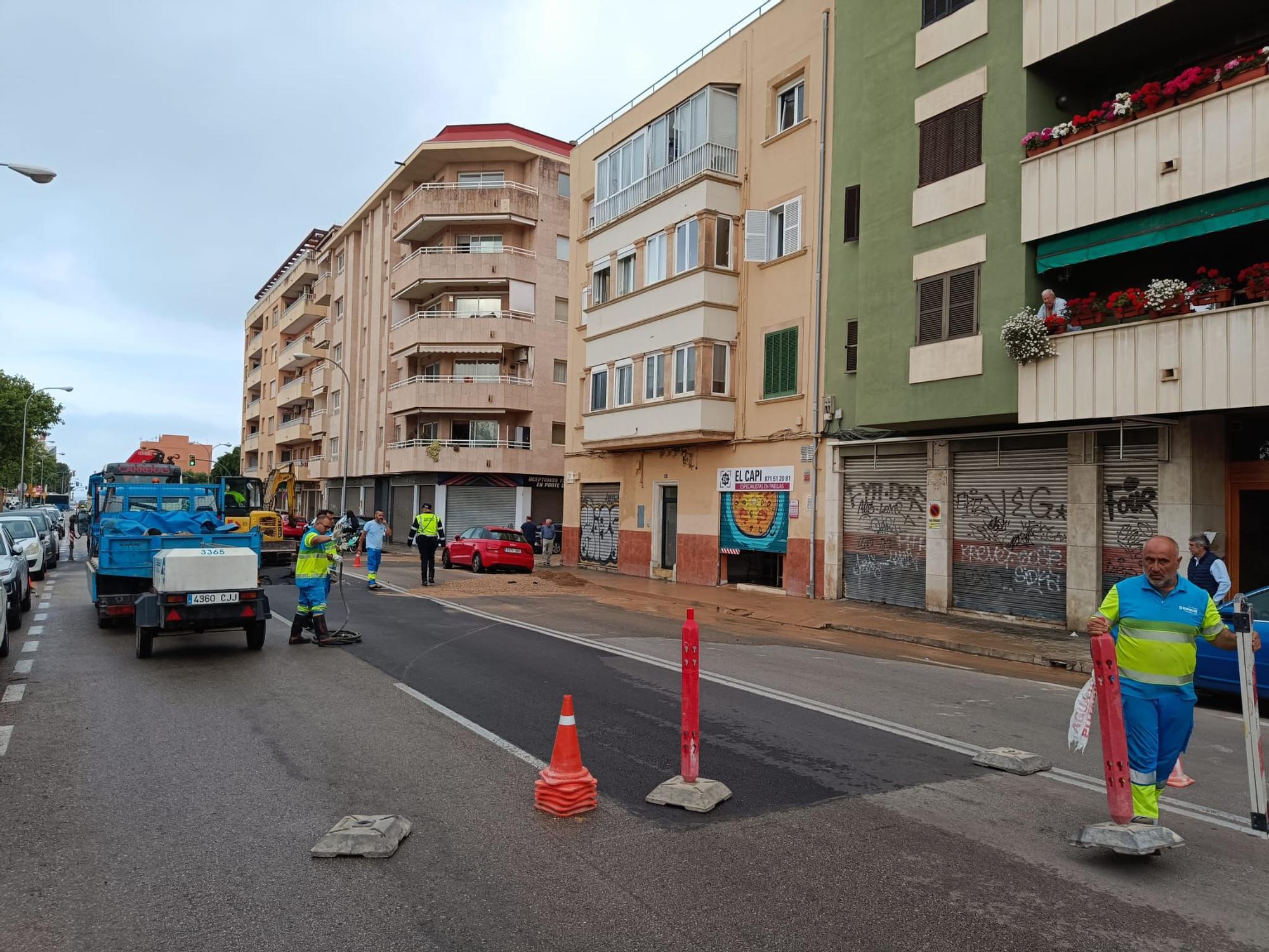 Una avería en una tubería deja sin agua a un centenar de vecinos de la calle Manuel Azaña