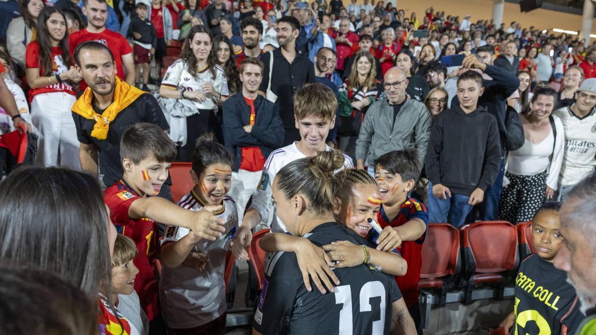 Cata Coll saluda a un grupo de niños al término del encuentro