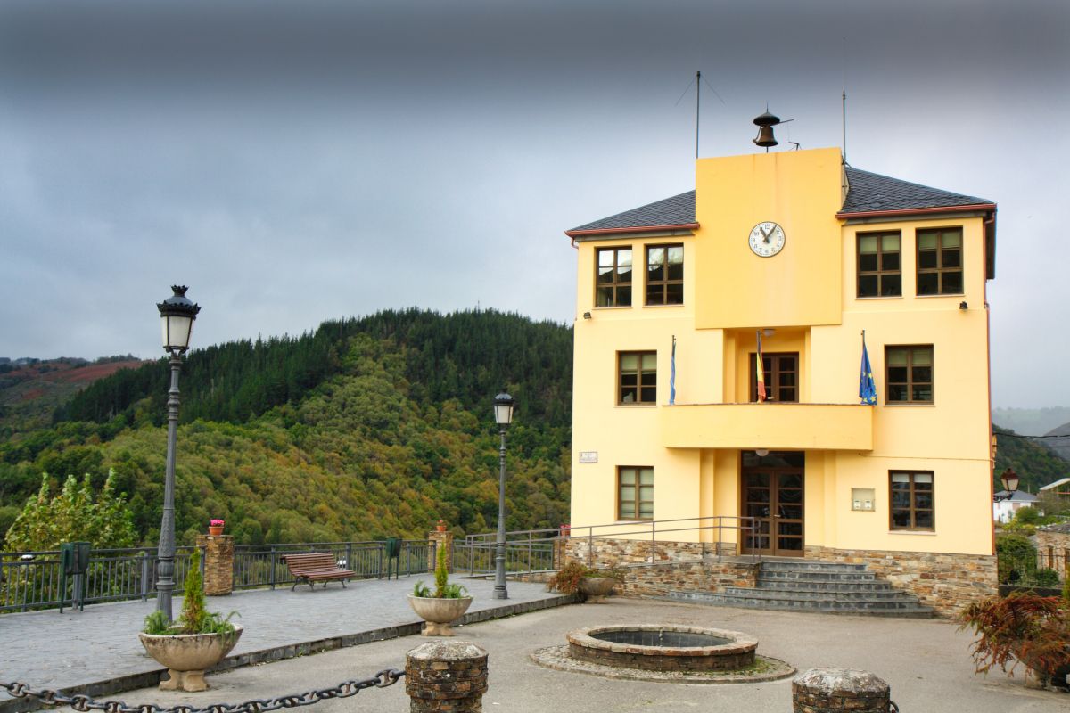 Enclave inmejorable el del ayuntamiento de Santa Eulalia de Oscos.