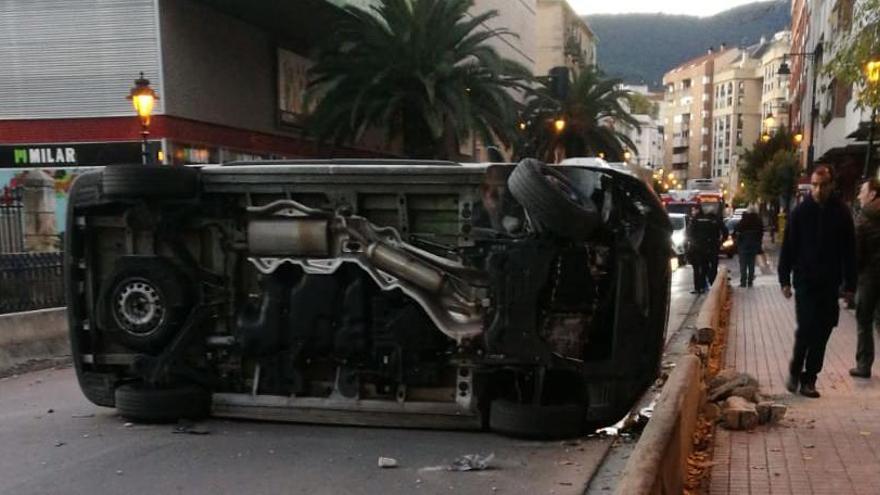 Imagen de la furgoneta volcada en medio de la calzada