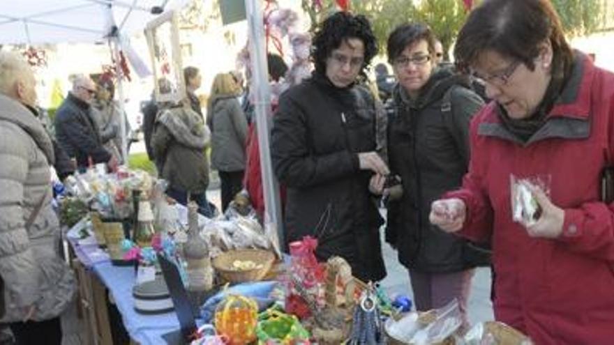 Gent comprant en les parades solidàries d&#039;ahir a Monistrol