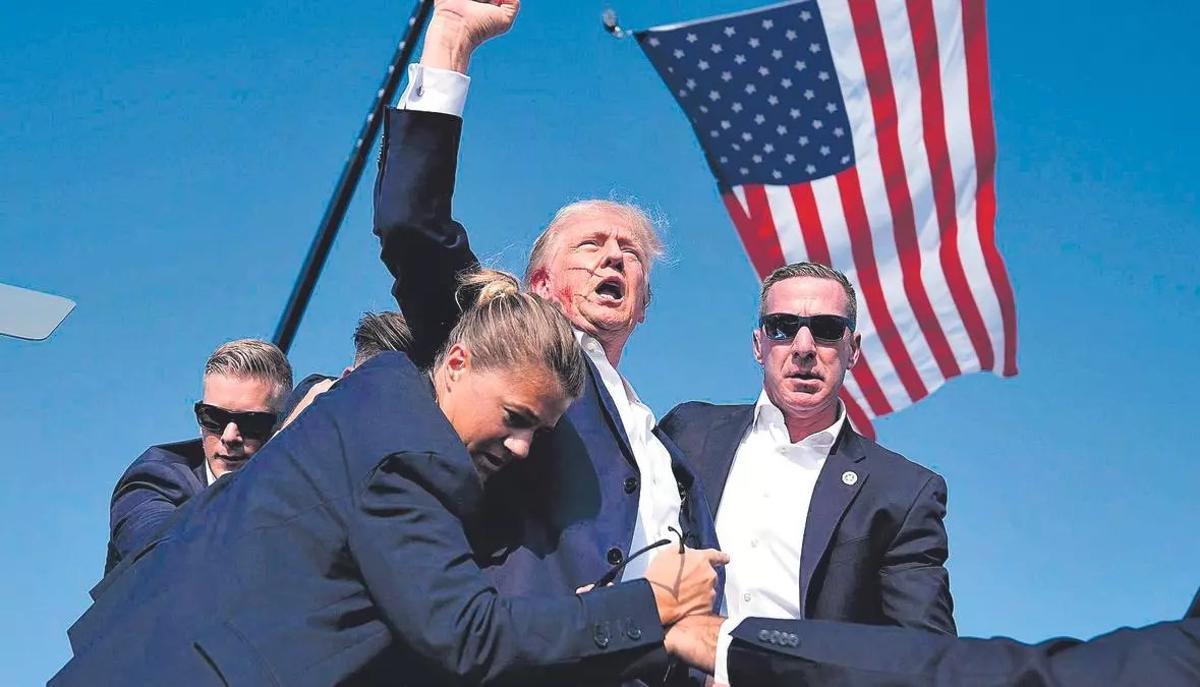 Donald Trump herido de bala en la oreja.