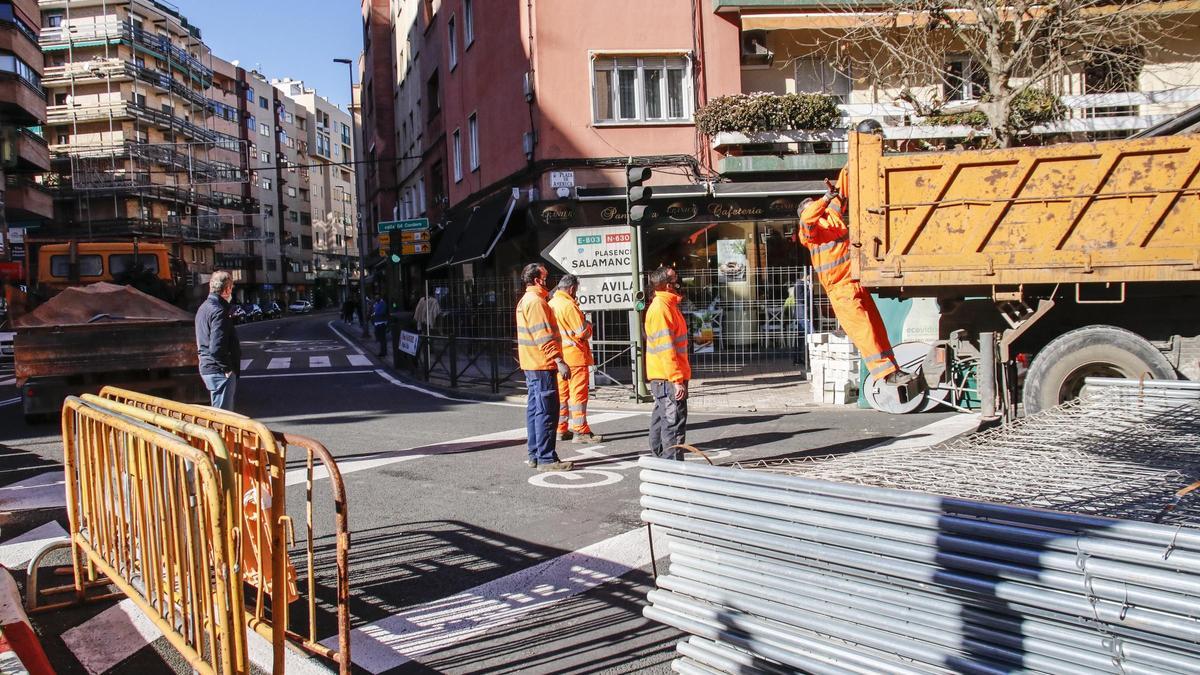 Imagen captada ayer justo al inicio de las obras que mantendrán cortado hasta el 10 de marzo un tramo de Gil Cordero comprendido entre la plaza de América y la calle Gómez Becerra.