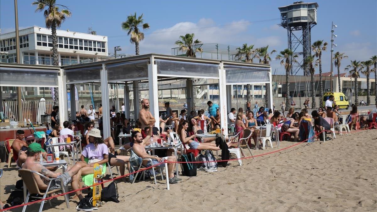 Chiringuito a rebosar de clientes en la playa de Sant Sebastià.