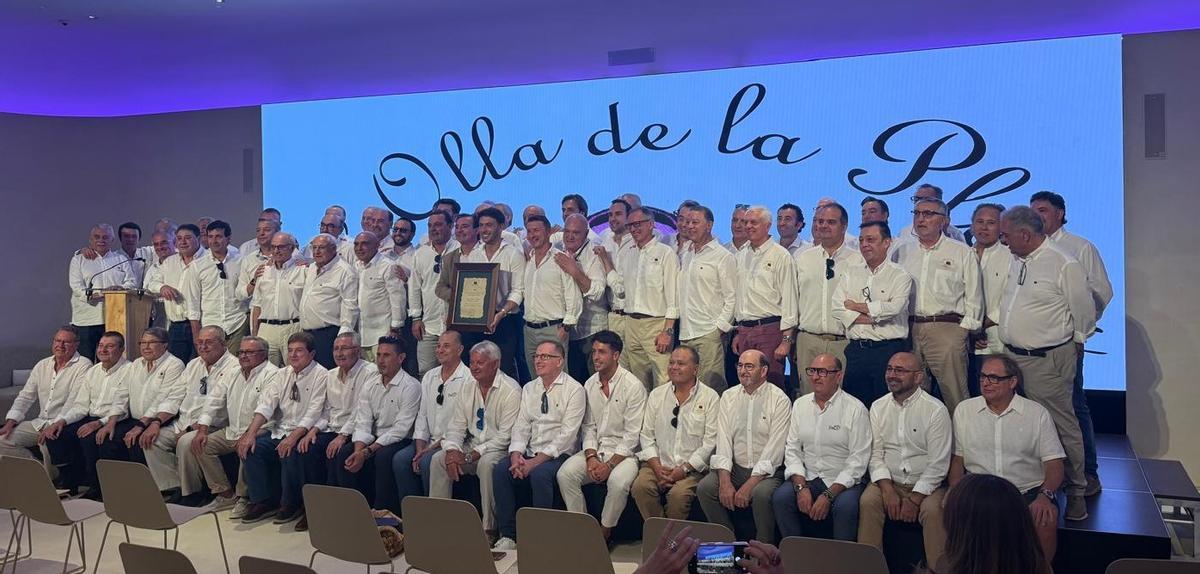 Los socios, junto al chef galardonado.