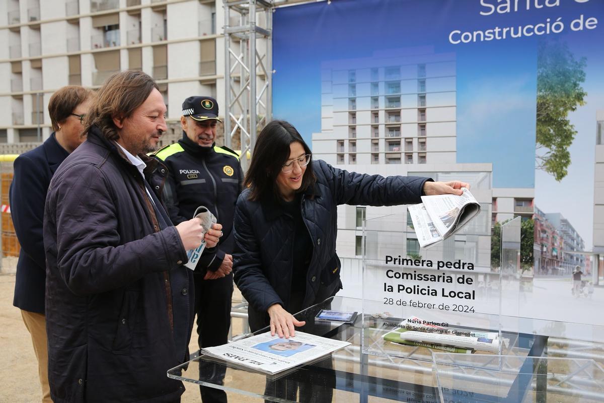 La alcaldesa Parlon, acompañada por el actual y la anterior concejal de Seguridad; y por el actual y anterior Jefe de la Policía Local durante la colocación de la primera piedra de la nueva comisaría