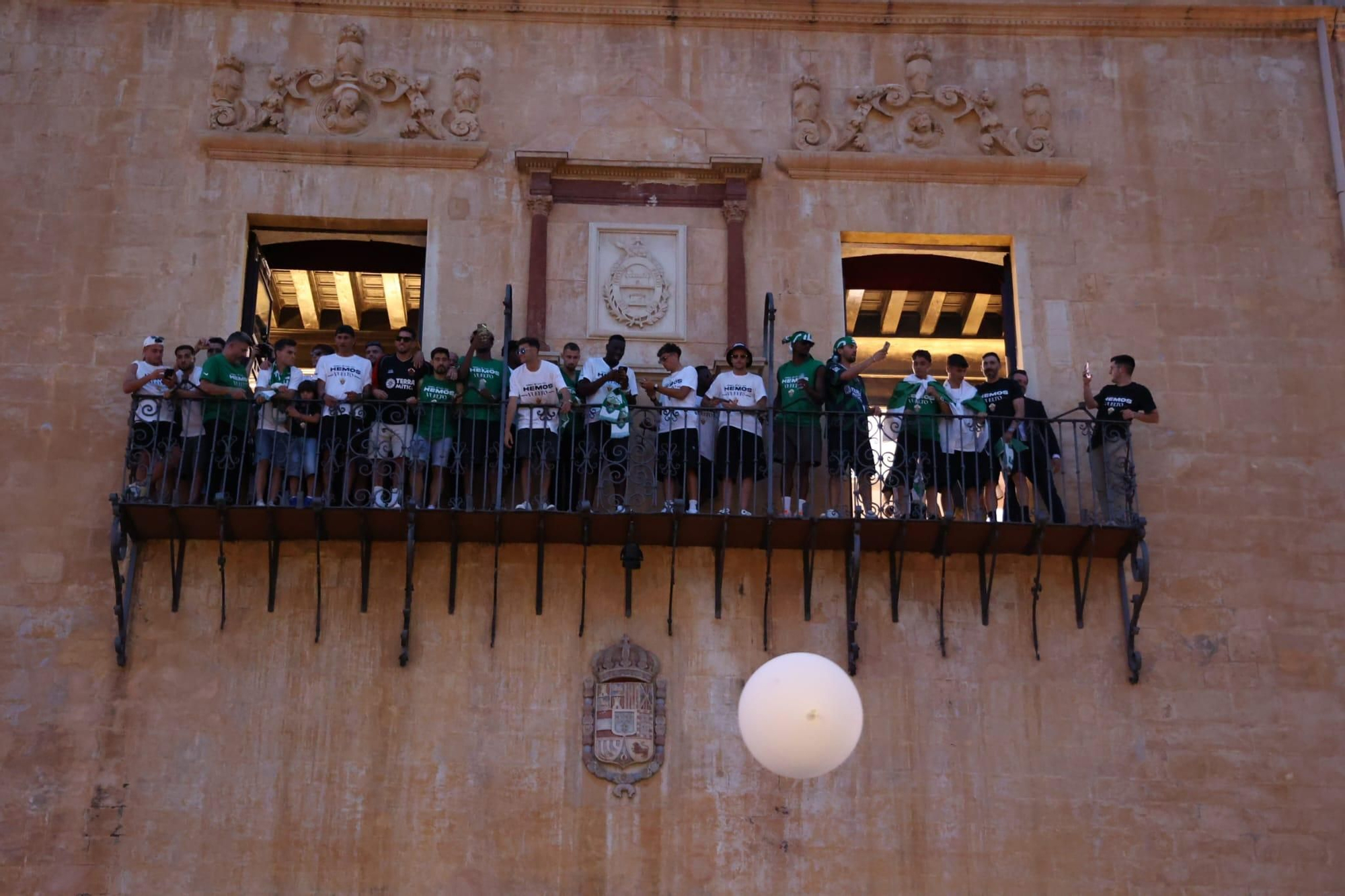 El Elche CF celebra el ascenso a Primera con una rúa en autobús hasta la Plaça de Baix