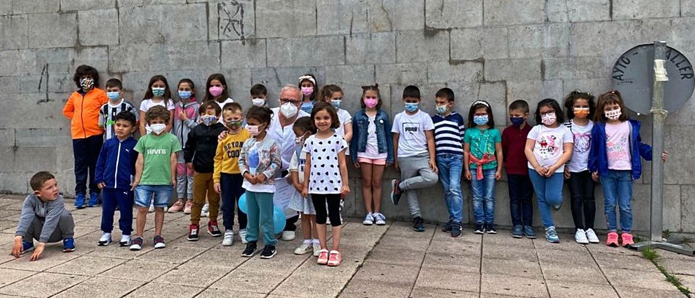 Jesús Rodríguez García, junto a un grupo de niños que acudieron al centro de salud de Moreda para homenajearlo. 