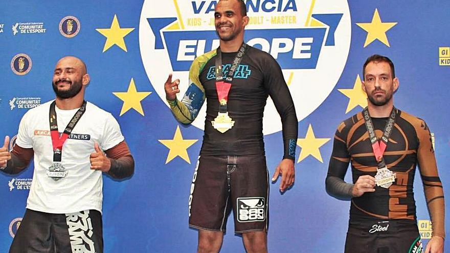 Cleiton Santos en lo más alto del podio en Valencia. | // FDV