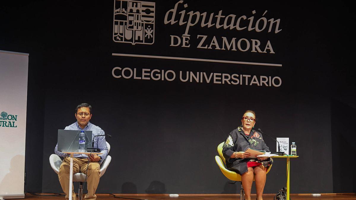 Armando de Jesús y la periodista Carmen Ferreras, durante la presentación del libro en el foro del periódico.