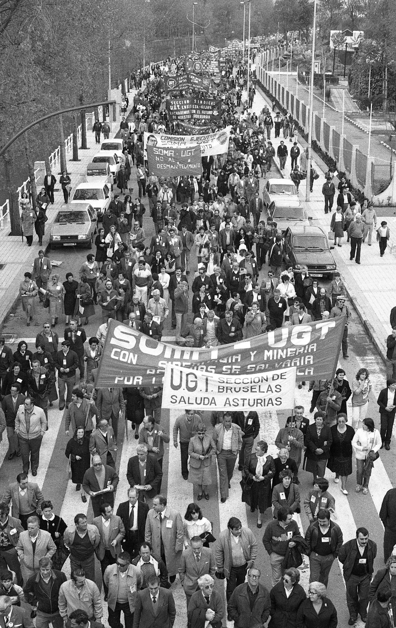 Manifestación contra el desmantelamiento industrial. Gijón/Xixón, 1987.