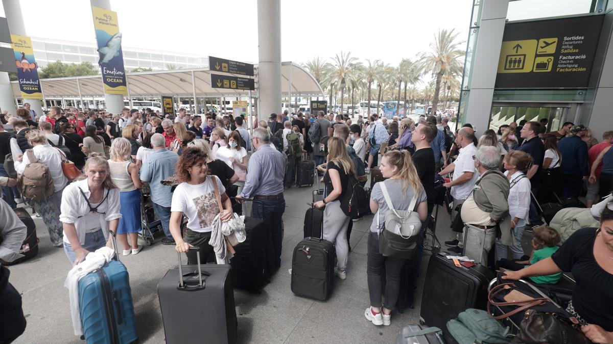 Turistas en el aeropuerto de Palma