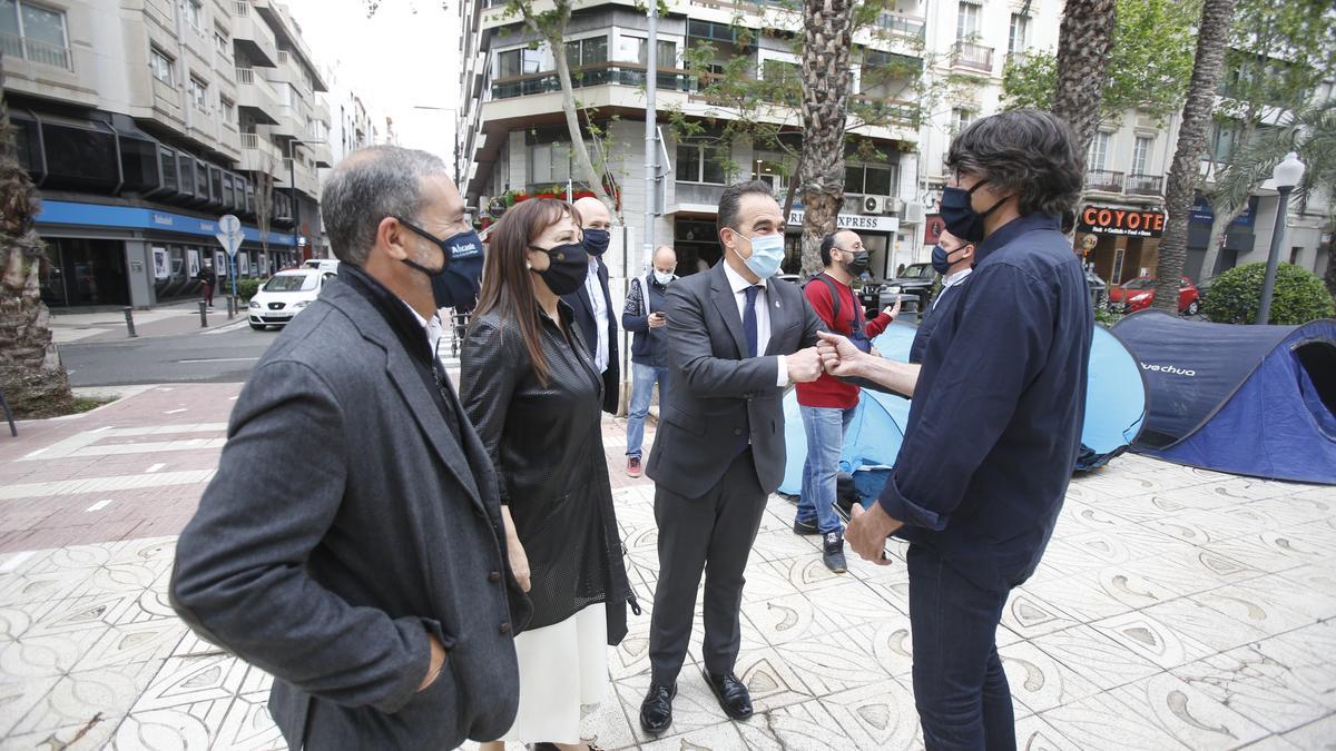 Un representante de los hostelero charla con el concejal Antonio Peral.