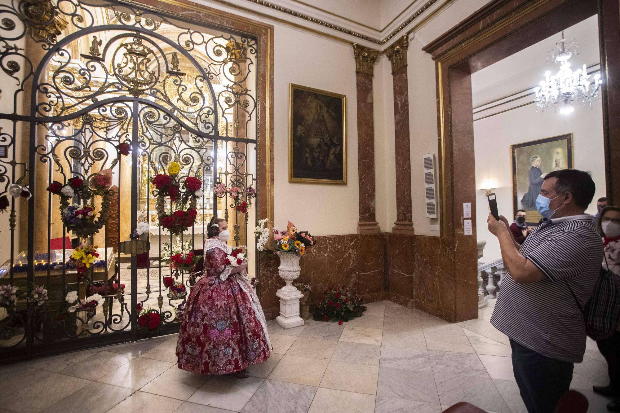 Flores de los falleros a la Virgen en el primer día de la "no ofrenda"