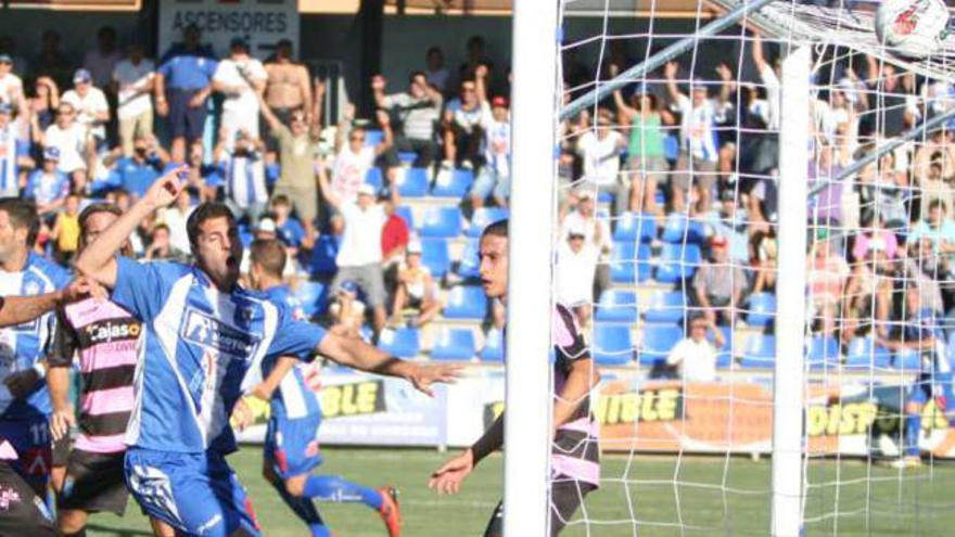 Batres observa el balón dentro de la portería del Xerez.