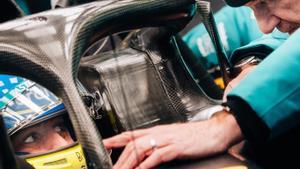 Fernando Alonso recibe instrucciones de Newey, este viernes en Barcelona.