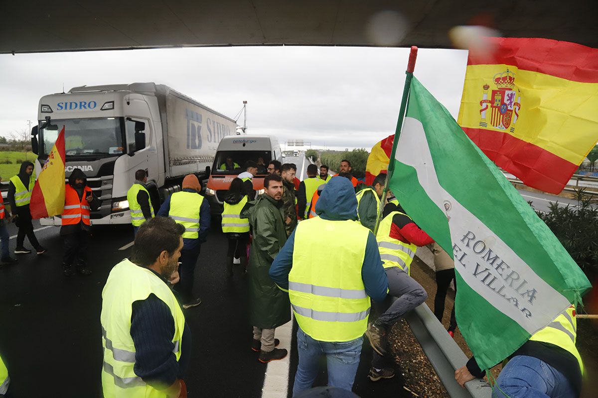 Los agricultores cortan la A-4 en La Carlota