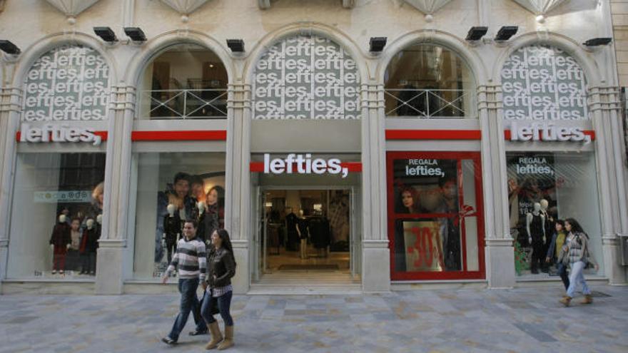 La fachada del establecimiento de Lefties en la calle Mayor, en una imagen tomada ayer