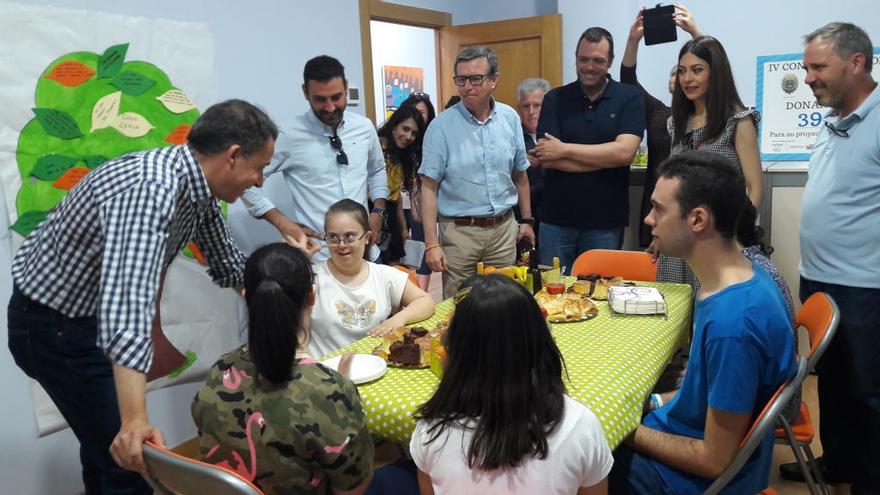 El alcalde Fulgencio Gil visitó las instalaciones de la asociación Down Lorca en la calle Lope Gisbert.