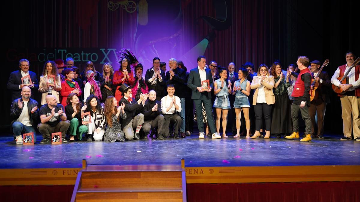 Foto de familia con algunos de los premiados, este jueves en la gala del teatro aragonés.
