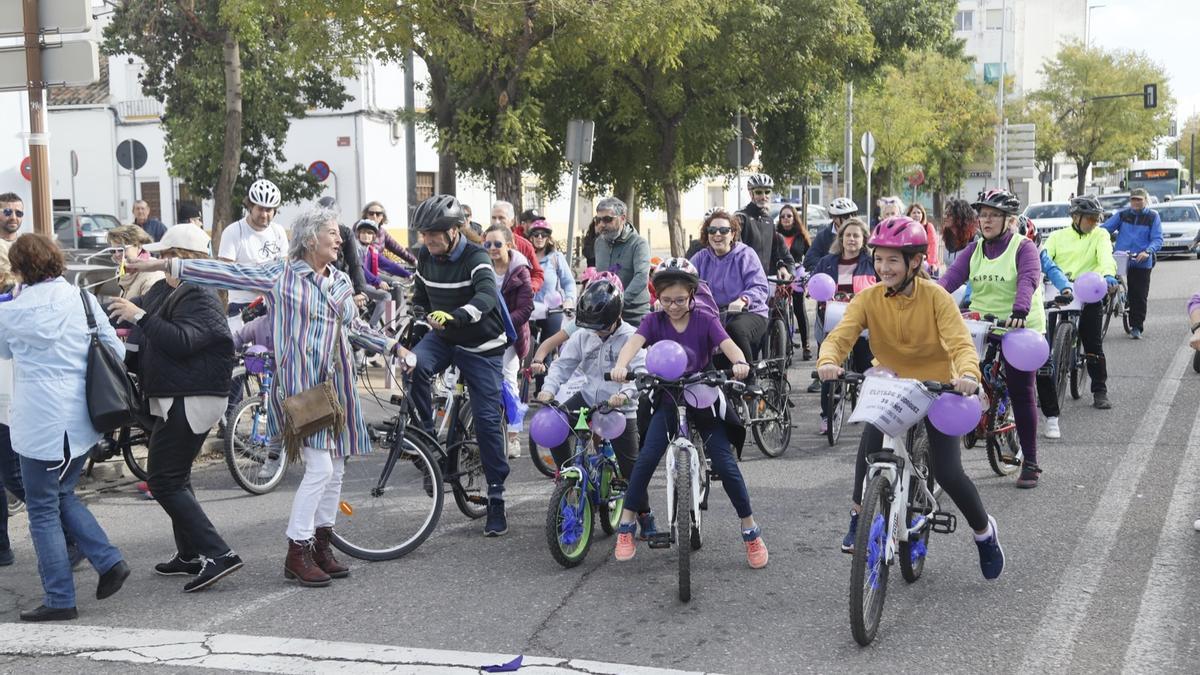 Decenas de feministas recorren en bicicleta la ciudad con motivo del 25N.