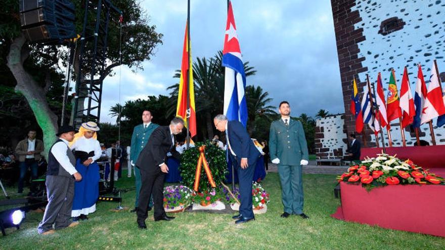 Ángel Víctor Torres y Casimiro Curbelo rinden homenaje a los inmigarntes fallecidos en el mar.