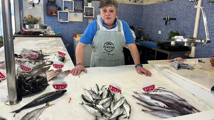 Carmen Ríos posa con sardinas para San Xoán en su puesto del Mercado de Abastos de A Estrada.