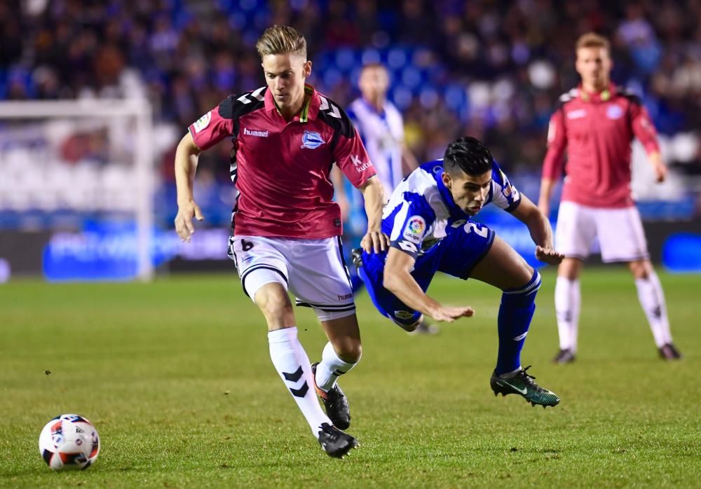 El Dépor empata en el descuento ante el Alavés