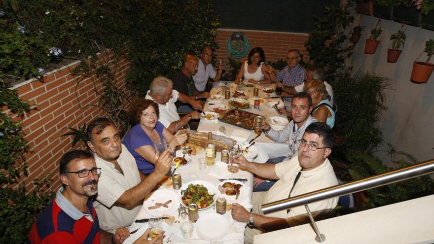 Compañeros de Gabriel Serrano reunidos anoche para echar el alboroque.