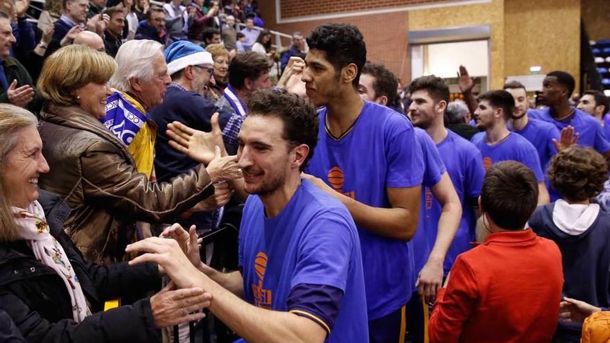 Los jugadores del Unión Financiera celebran con su afición la clasificación para la Copa Princesa.