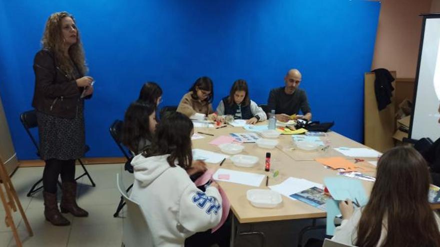 El taller y presentación del libro &quot;Amiga lúa, amigo mar&quot;, de Claudia Castro y Luz Beloso, dentro del programa de mujeres creadoras. | FDV