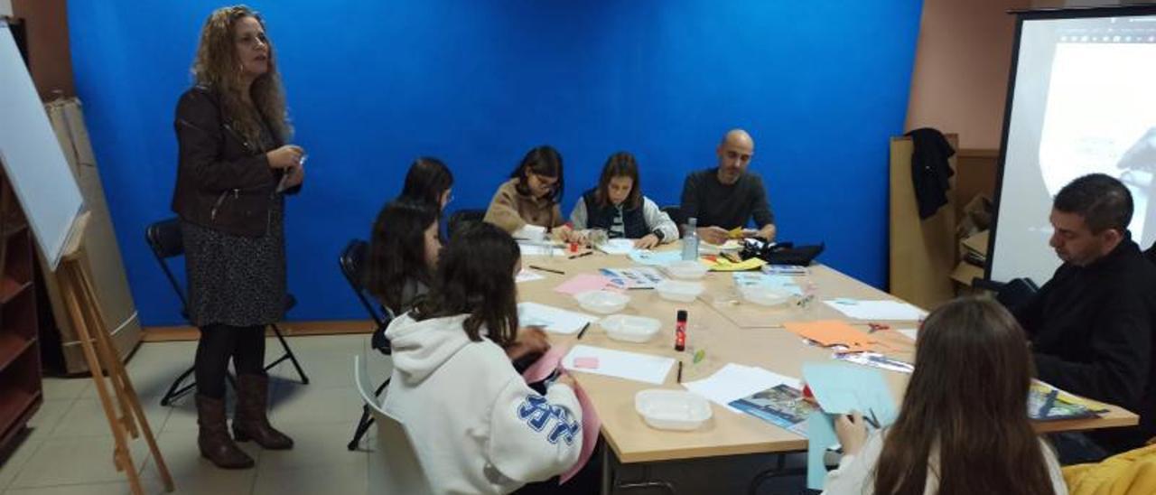 El taller y presentación del libro &quot;Amiga lúa, amigo mar&quot;, de Claudia Castro y Luz Beloso, dentro del programa de mujeres creadoras. | FDV