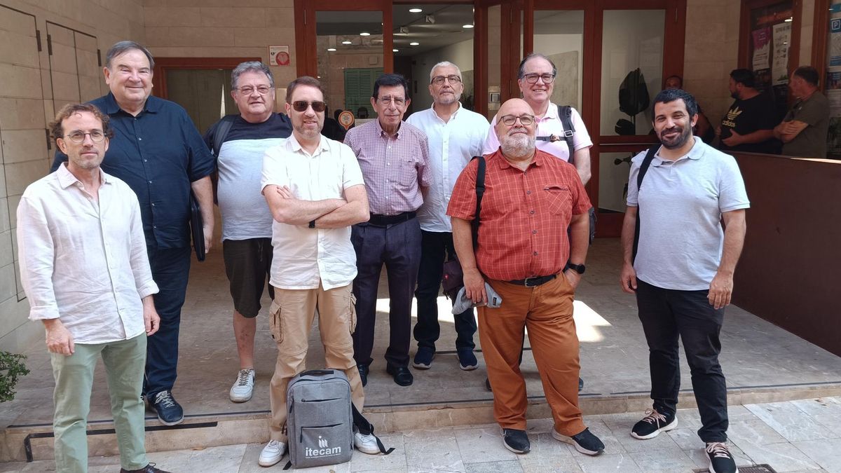 Foto de familia antes de empezar las jornadas en Sant Llorenç.