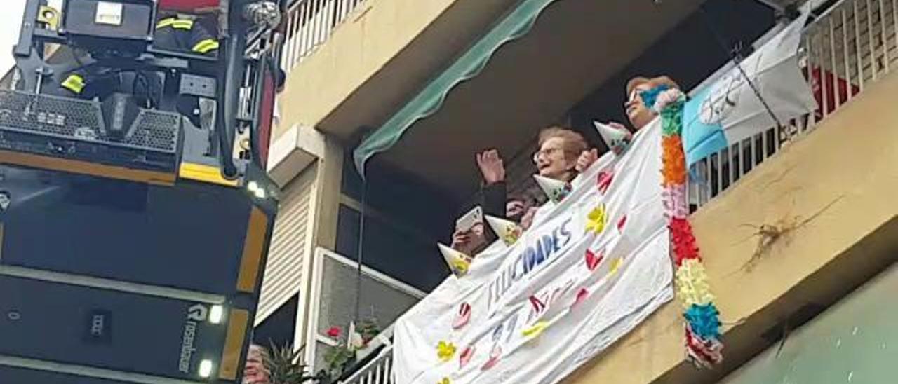 Los bomberos felicitan a una anciana que cumple 99 años