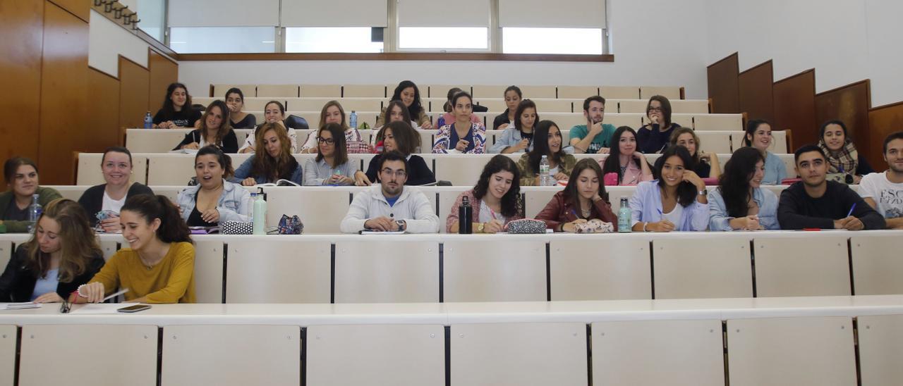 Alumnos en un aula de la Facultad de Económicas.