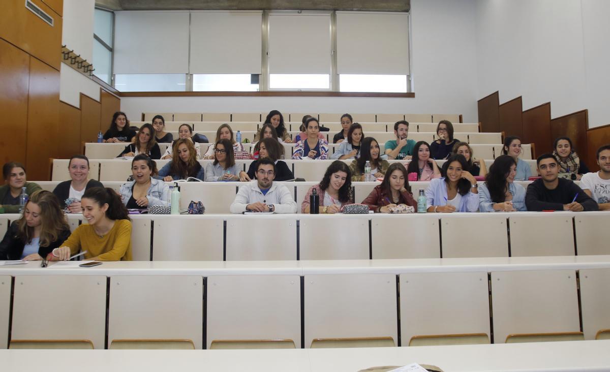 Alumnos en un aula de la Facultad de Económicas.