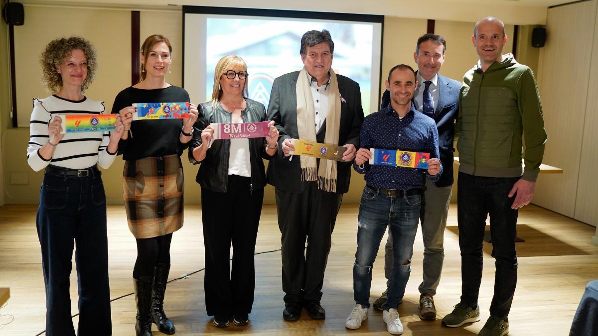 El Andorra presenta los brazaletes solidarios