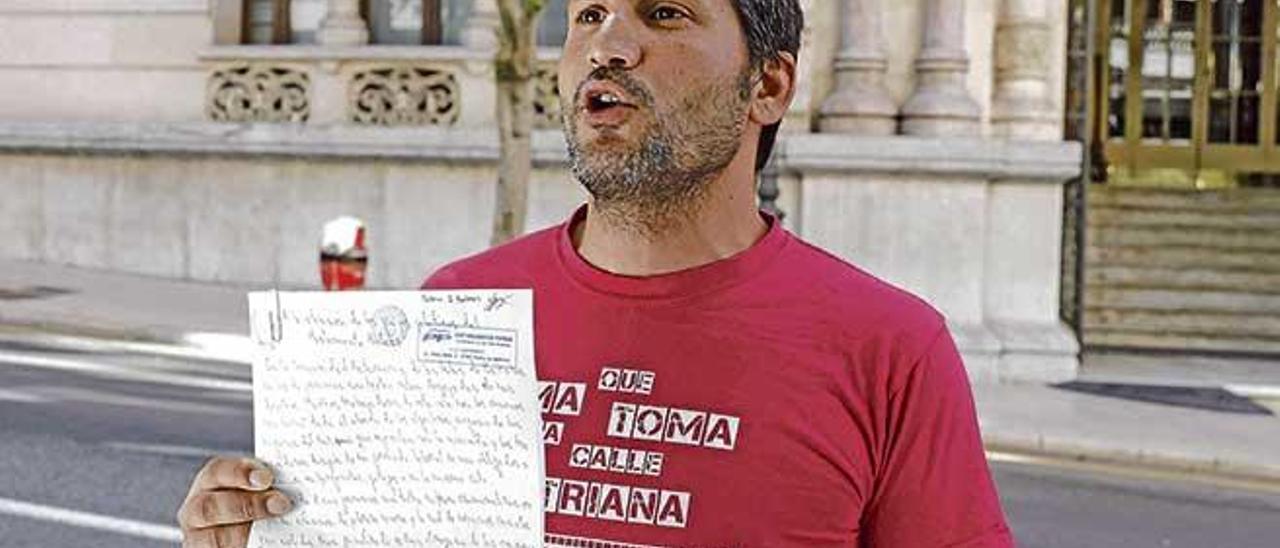 Lagarder Danciu ayer durante un acto de protesta frente al Parlament.