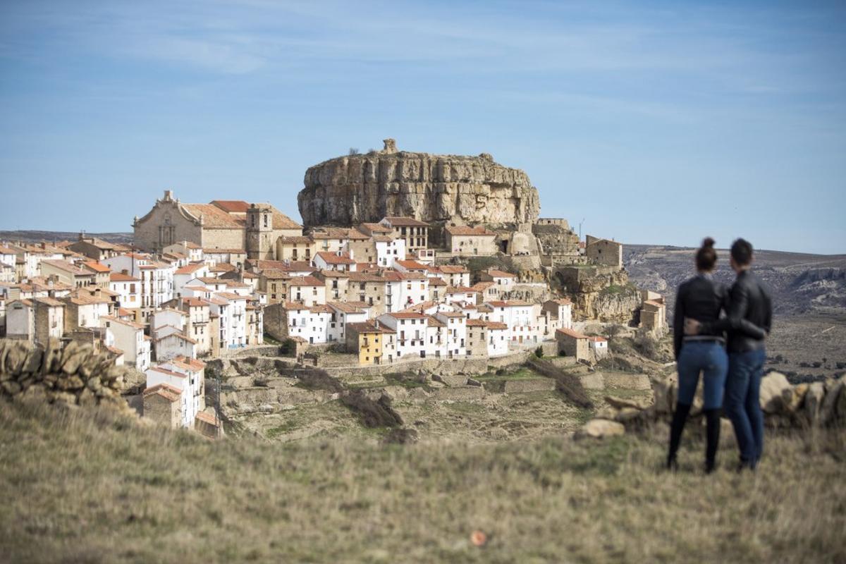 En Ares, famosa por los abrigos de pinturas rupestres, una impresionante muela da la bienvenida al visitante.