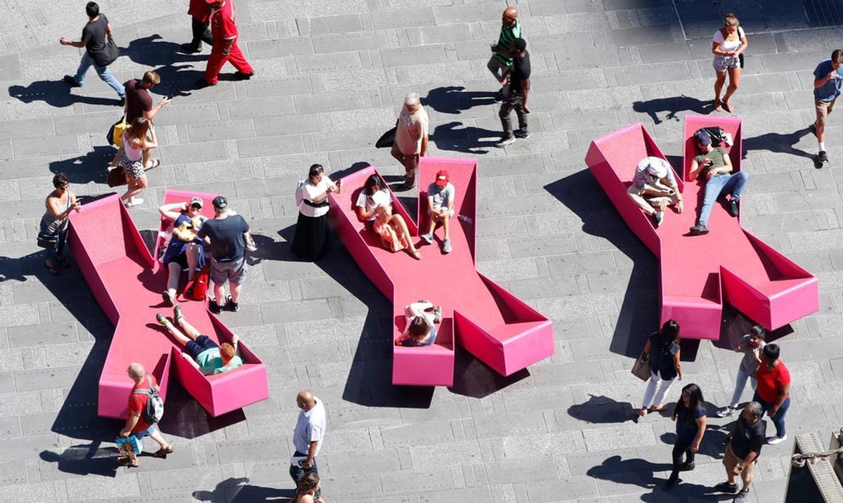 Los asientos de 'XXX Times Square with Love' decoran el centro de Nueva York