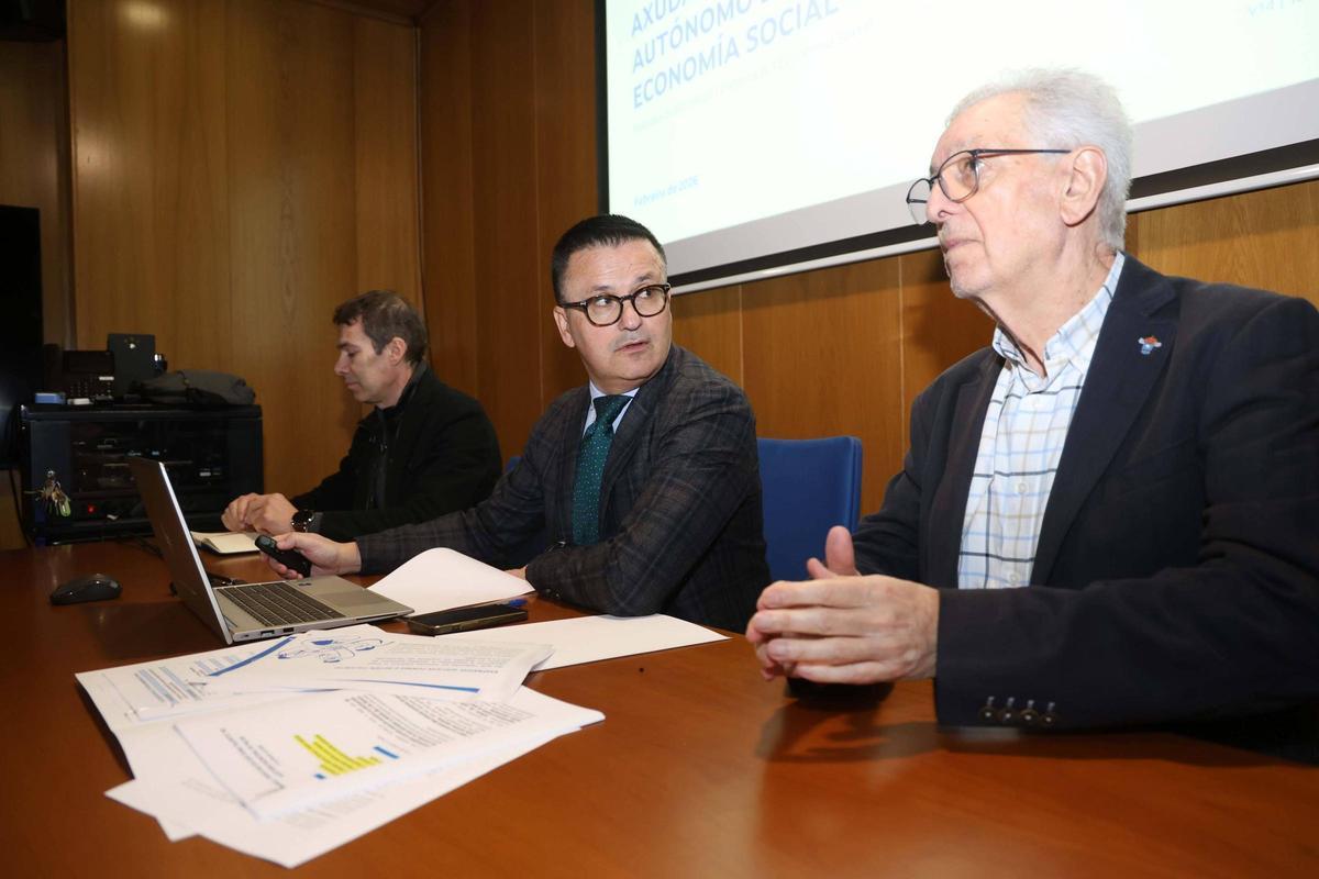 El conselleiro y el alcalde durante la charla