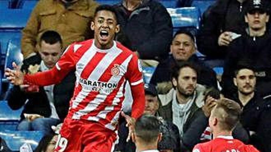 Borja García (10), celebrant el gol de Lozano ahir al Bernabéu.