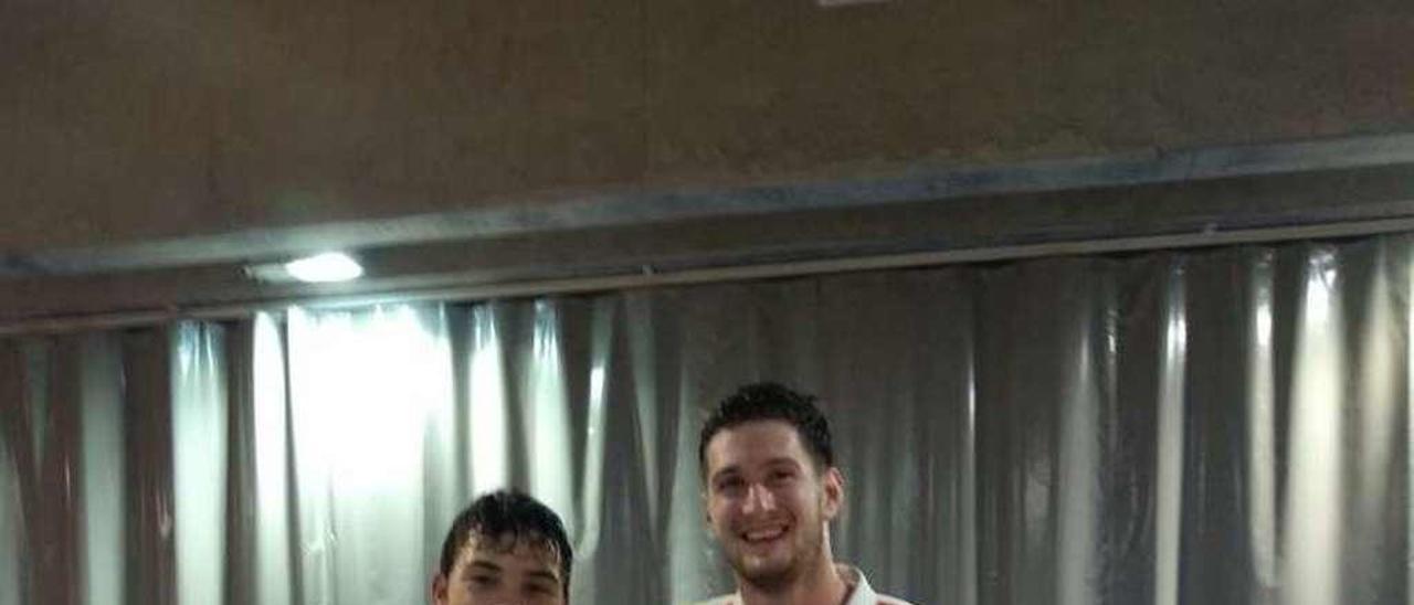 A la izquierda, Mateo Morán, junto a Niko Sherazadishvili, número 3 del ranking mundial.