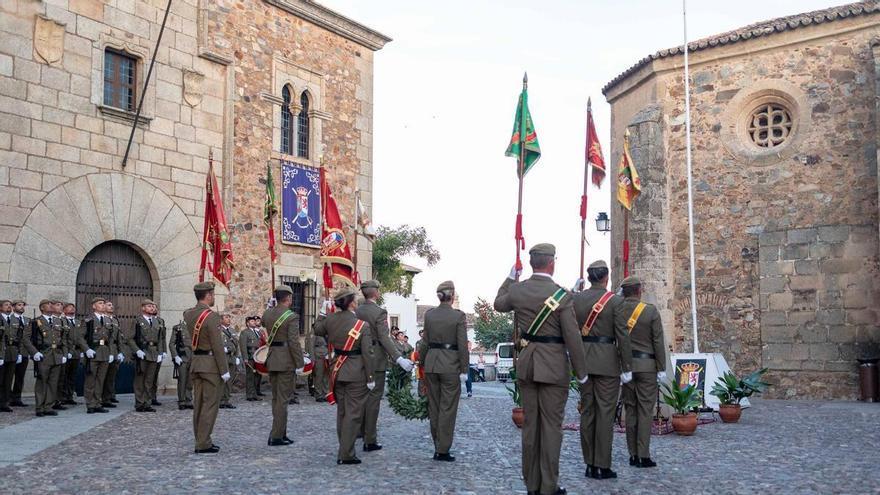 Cáceres rinde un solemne homenaje a los militares fallecidos por España: "Como valientes luchar ...